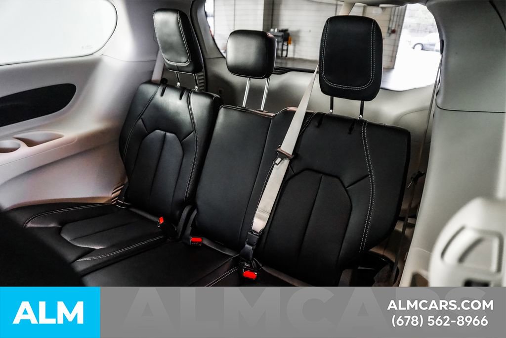 Used 2024 Chrysler Pacifica Select image 19
