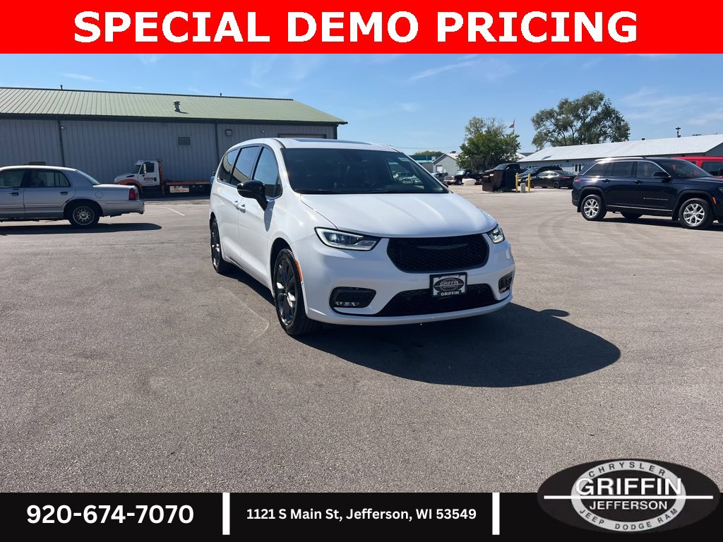 New 2026 Chrysler Pacifica Select image 6
