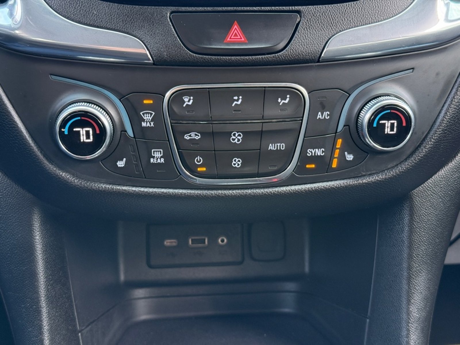 Used 2020 Chevrolet Equinox LT w/ Driver Convenience Package image 28