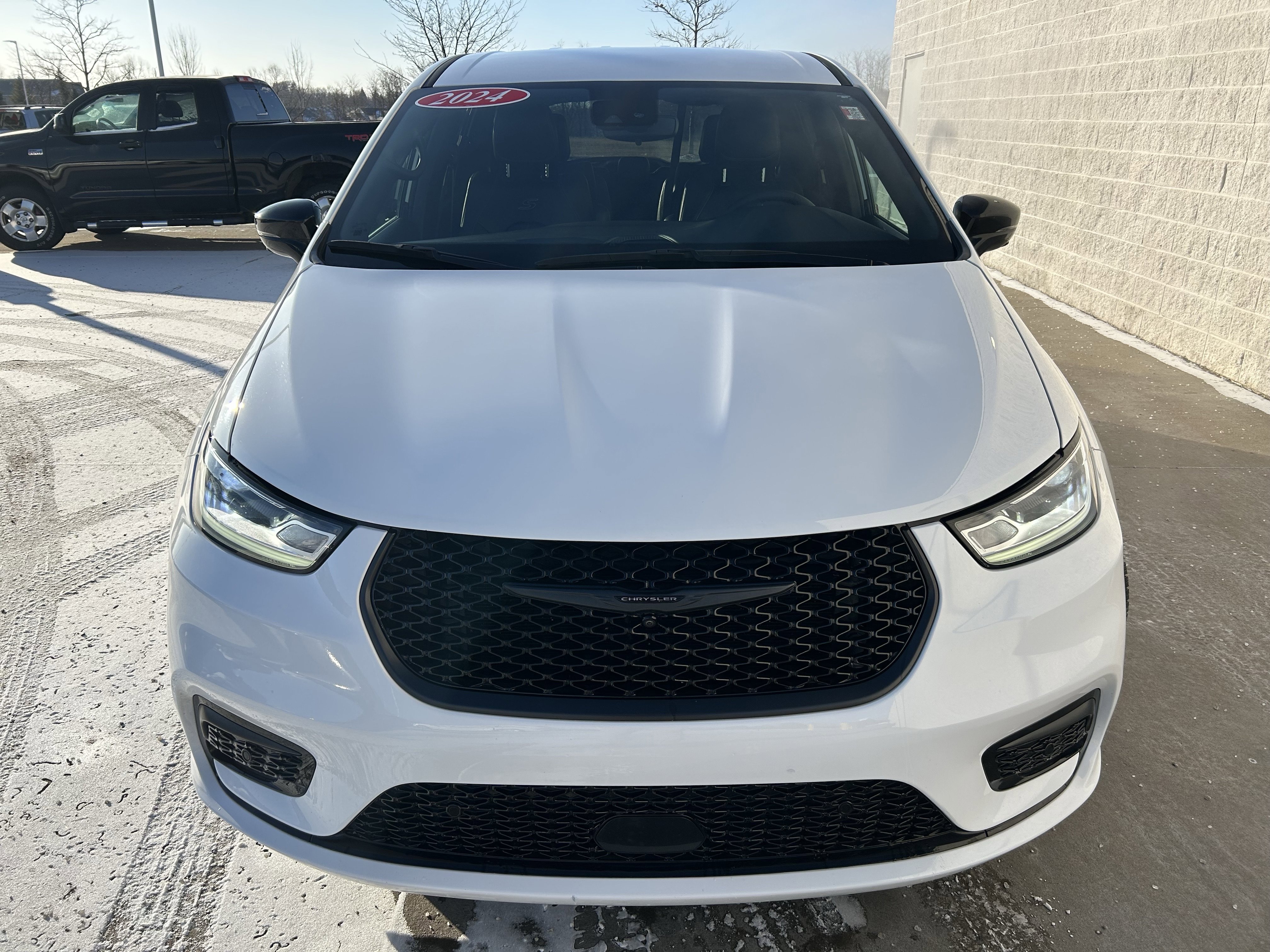 Used 2024 Chrysler Pacifica Limited image 2