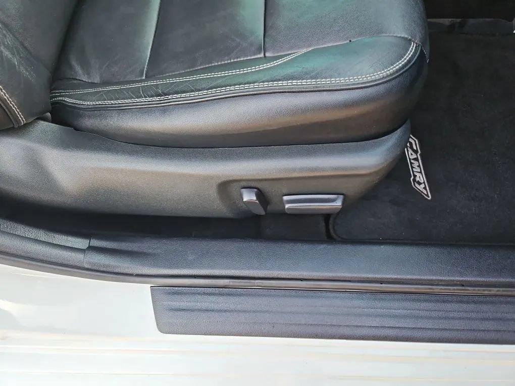 Used 2017 Toyota Camry XLE w/ Moonroof Package FWD image 16