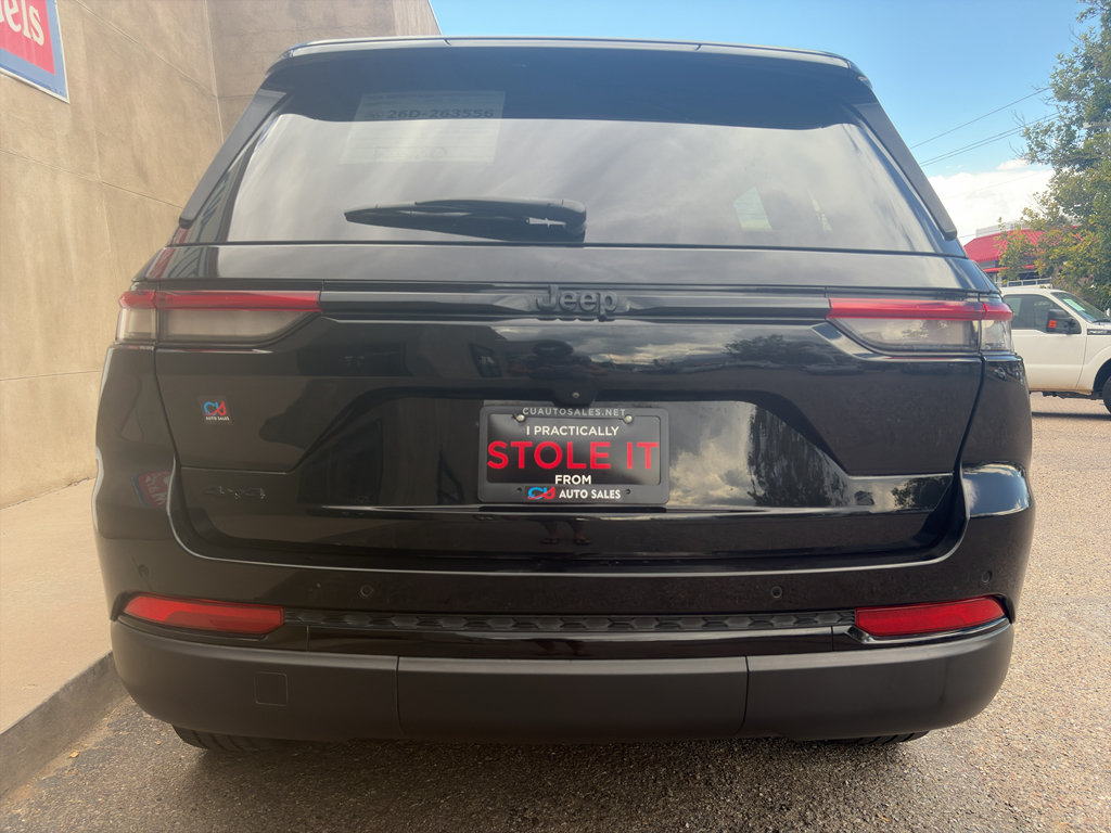 Used 2023 Jeep Grand Cherokee Altitude AWD/4WD image 10