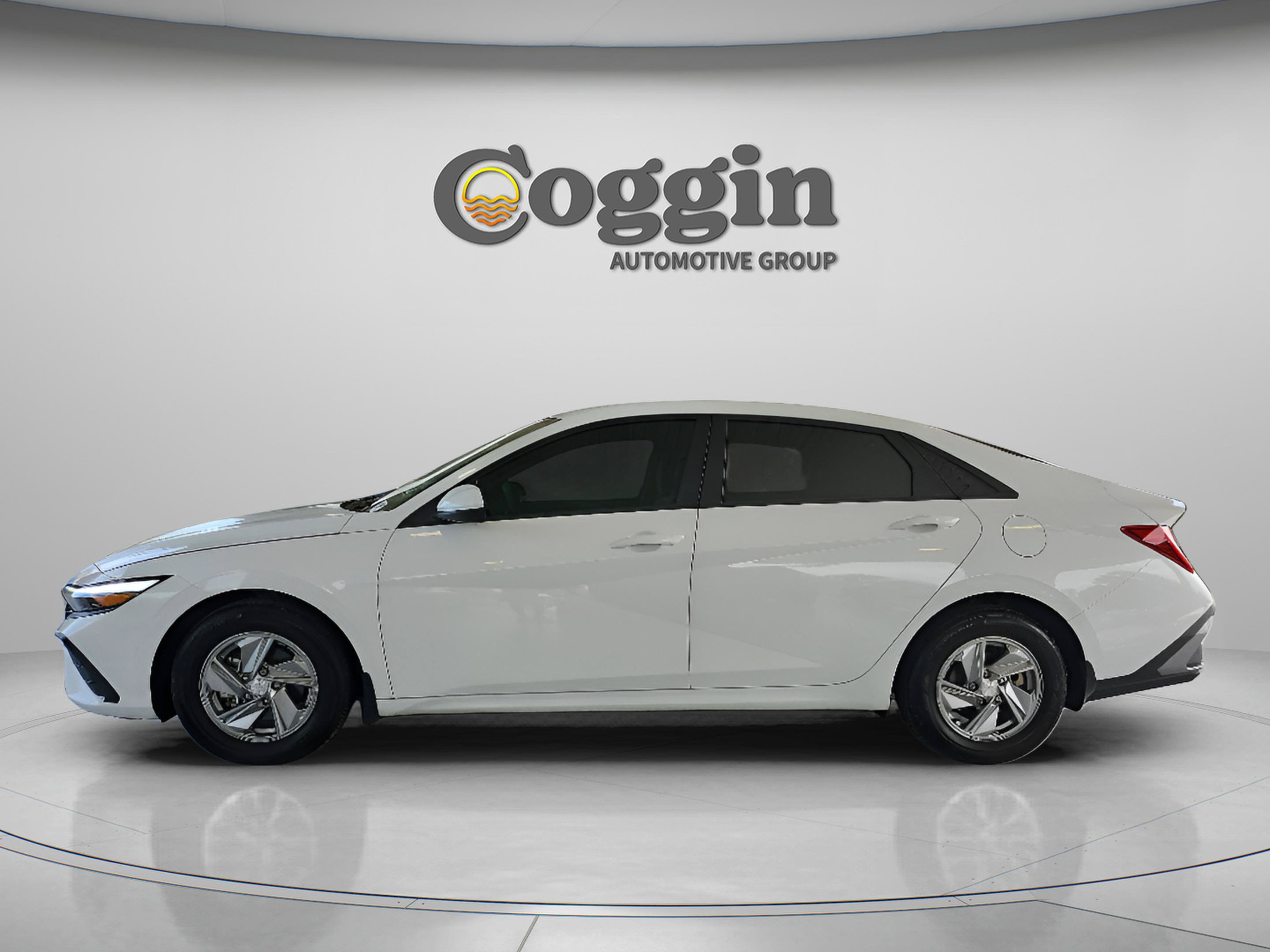 Used 2025 Hyundai Elantra SE FWD image 2