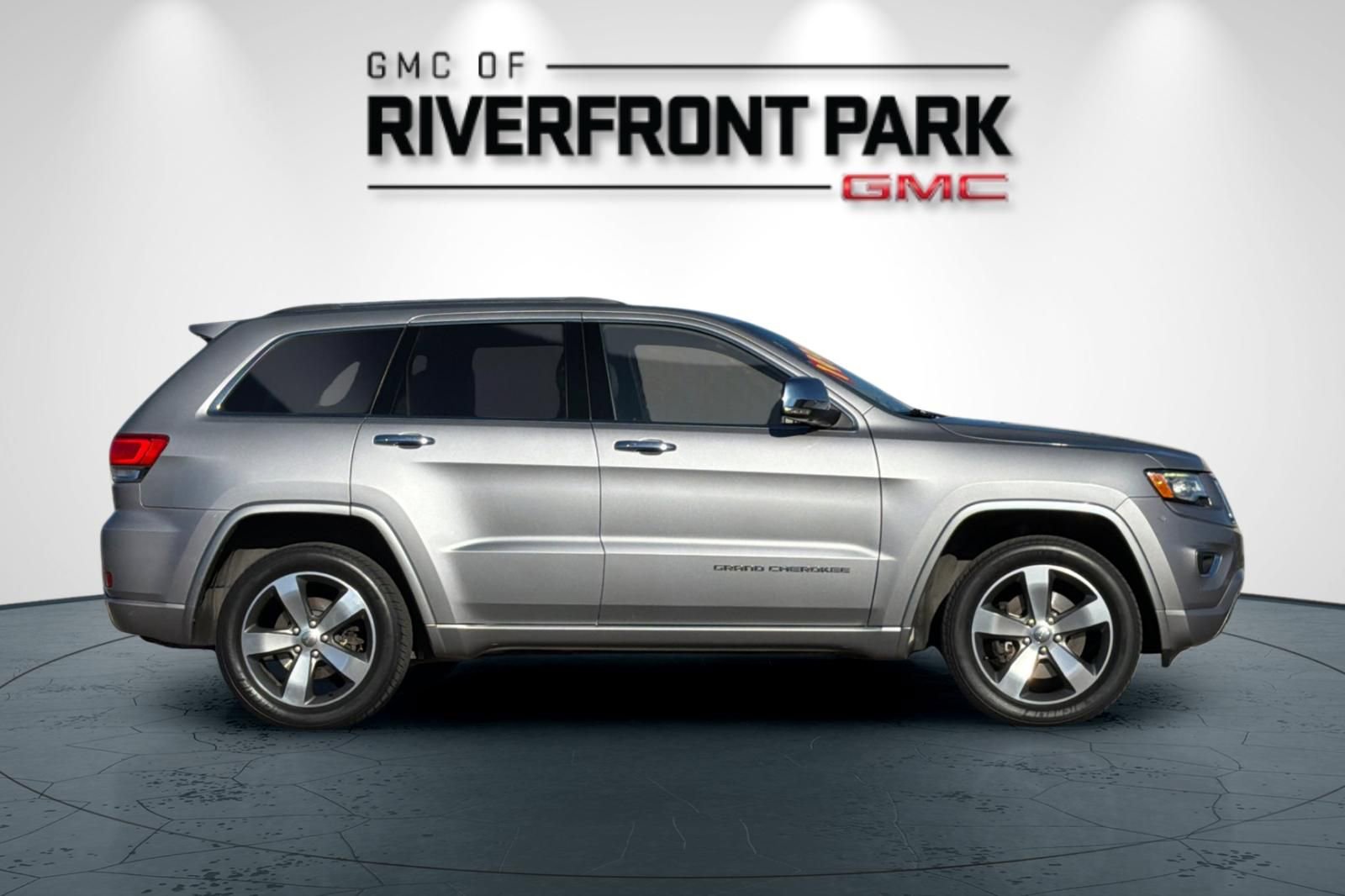 Used 2016 Jeep Grand Cherokee Overland w/ Advanced Technology Group AWD/4WD image 2