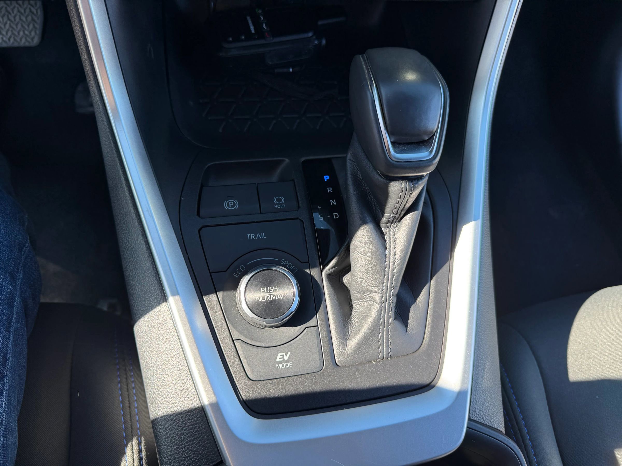 Used 2022 Toyota RAV4 SE w/ Convenience Package image 17