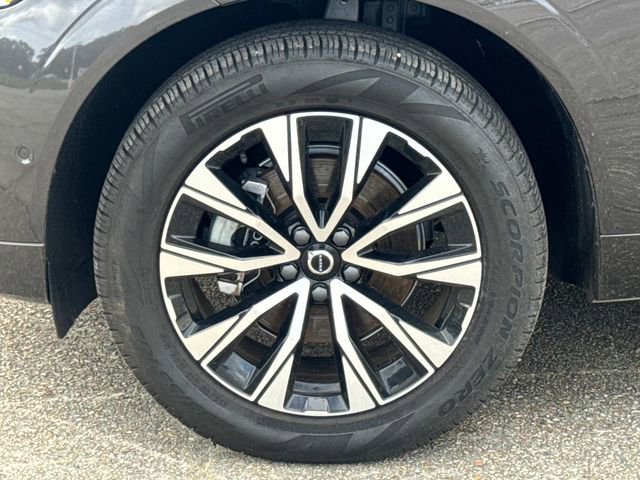 Used 2025 Volvo XC60 B5 Plus AWD/4WD image 4