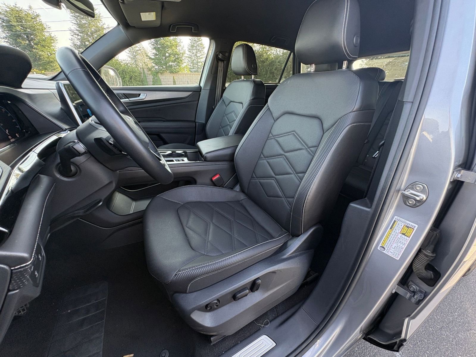 Used 2025 Volkswagen Atlas Cross Sport SE image 38