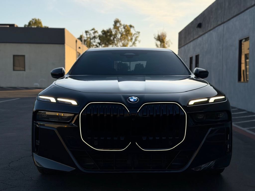 Used 2025 BMW 760i xDrive w/ Premium Package AWD/4WD image 40