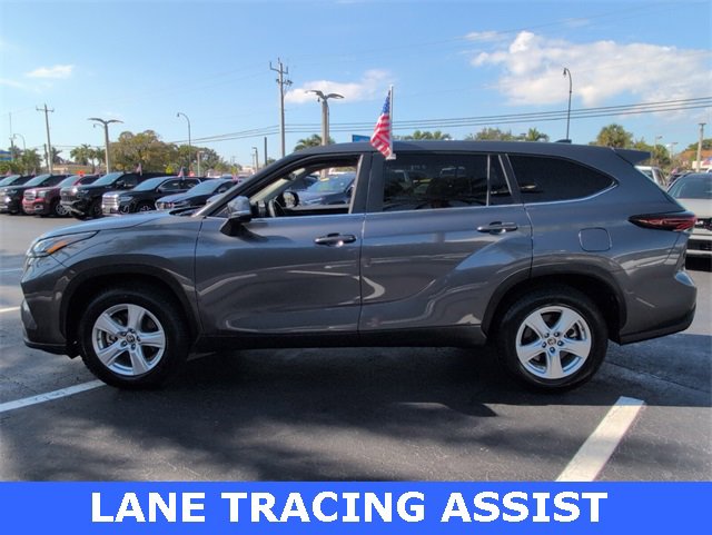 Used 2024 Toyota Highlander LE image 4
