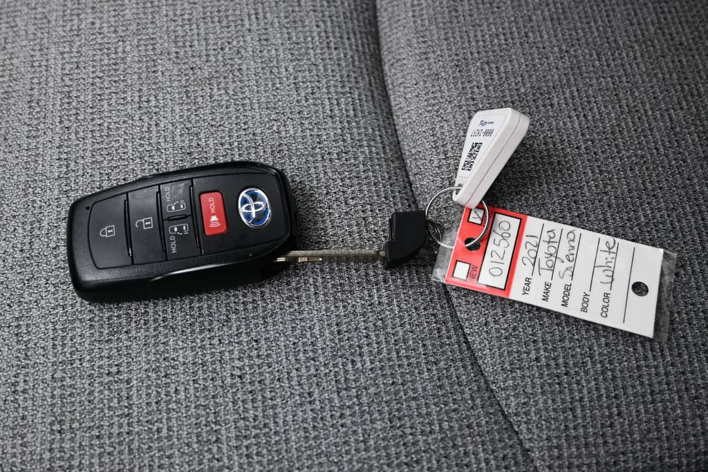 Used 2021 Toyota Sienna LE FWD image 23