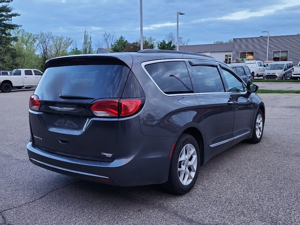 Used 2017 Chrysler Pacifica Touring-L w/ Tire & Wheel Group image 7