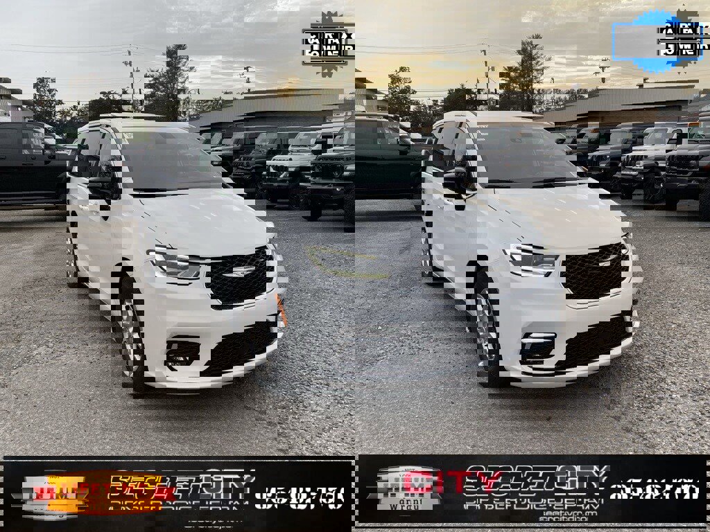 Used 2024 Chrysler Pacifica Touring-L image 3