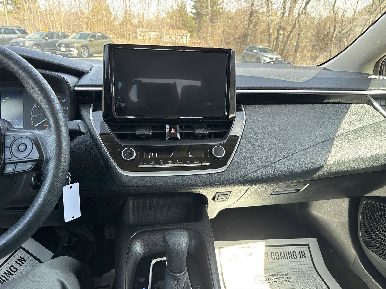 Used 2025 Toyota Corolla LE image 30