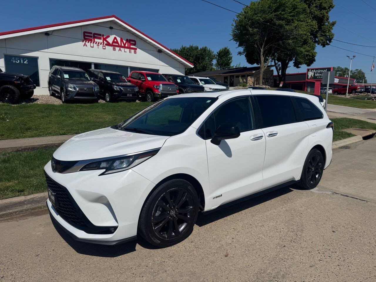 Used 2021 Toyota Sienna XSE FWD image 1