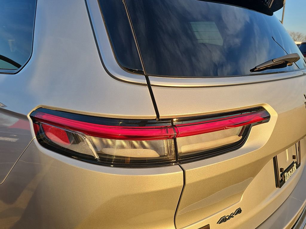 Used 2022 Jeep Grand Cherokee L Summit w/ Luxury Tech Group V image 38