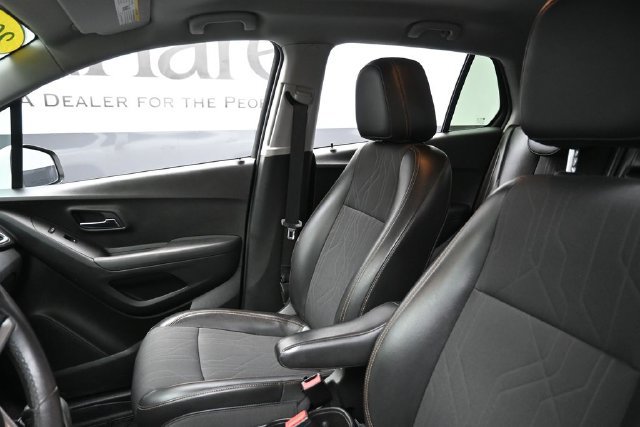 Used 2017 Chevrolet Trax LT w/ LT Convenience Package FWD image 17