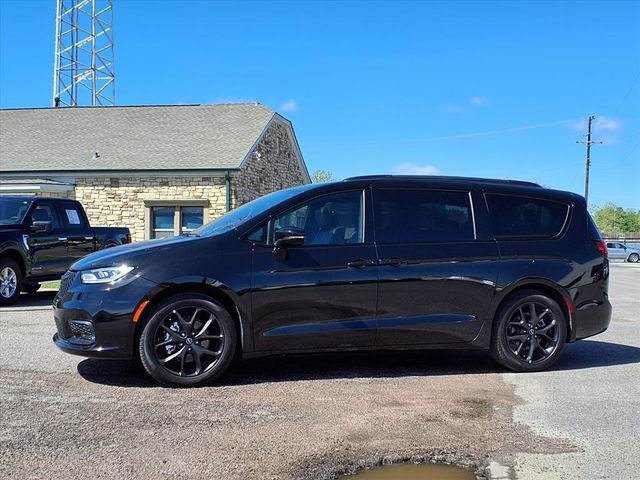 Used 2026 Chrysler Pacifica Limited w/ Uconnect Theater Family Group image 19