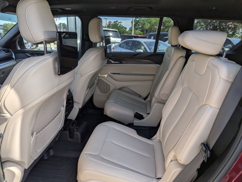 Used 2023 Jeep Grand Cherokee L Limited w/ Luxury Tech Group II AWD/4WD image 12