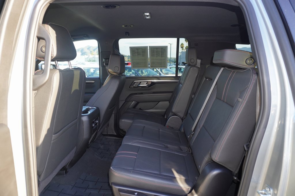 Used 2025 Chevrolet Suburban RST image 13