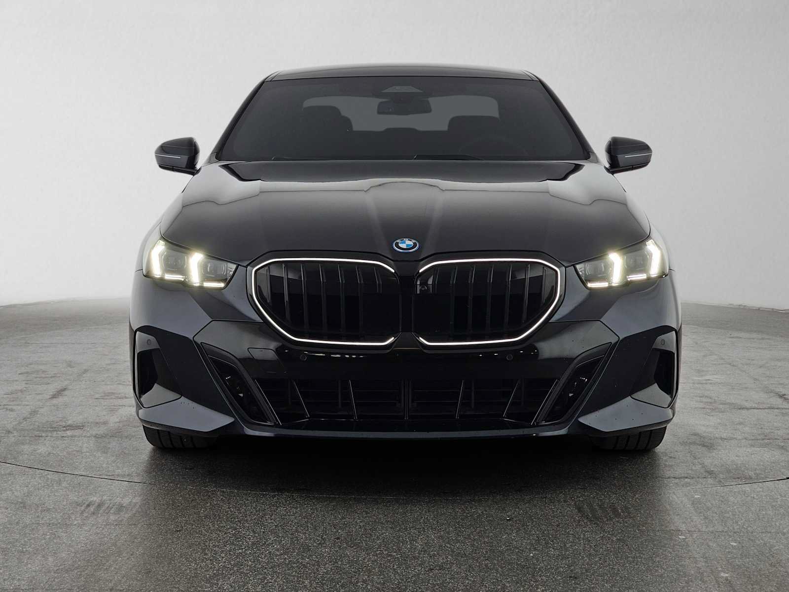 Used 2026 BMW 550e xDrive w/ Premium Package AWD/4WD image 8