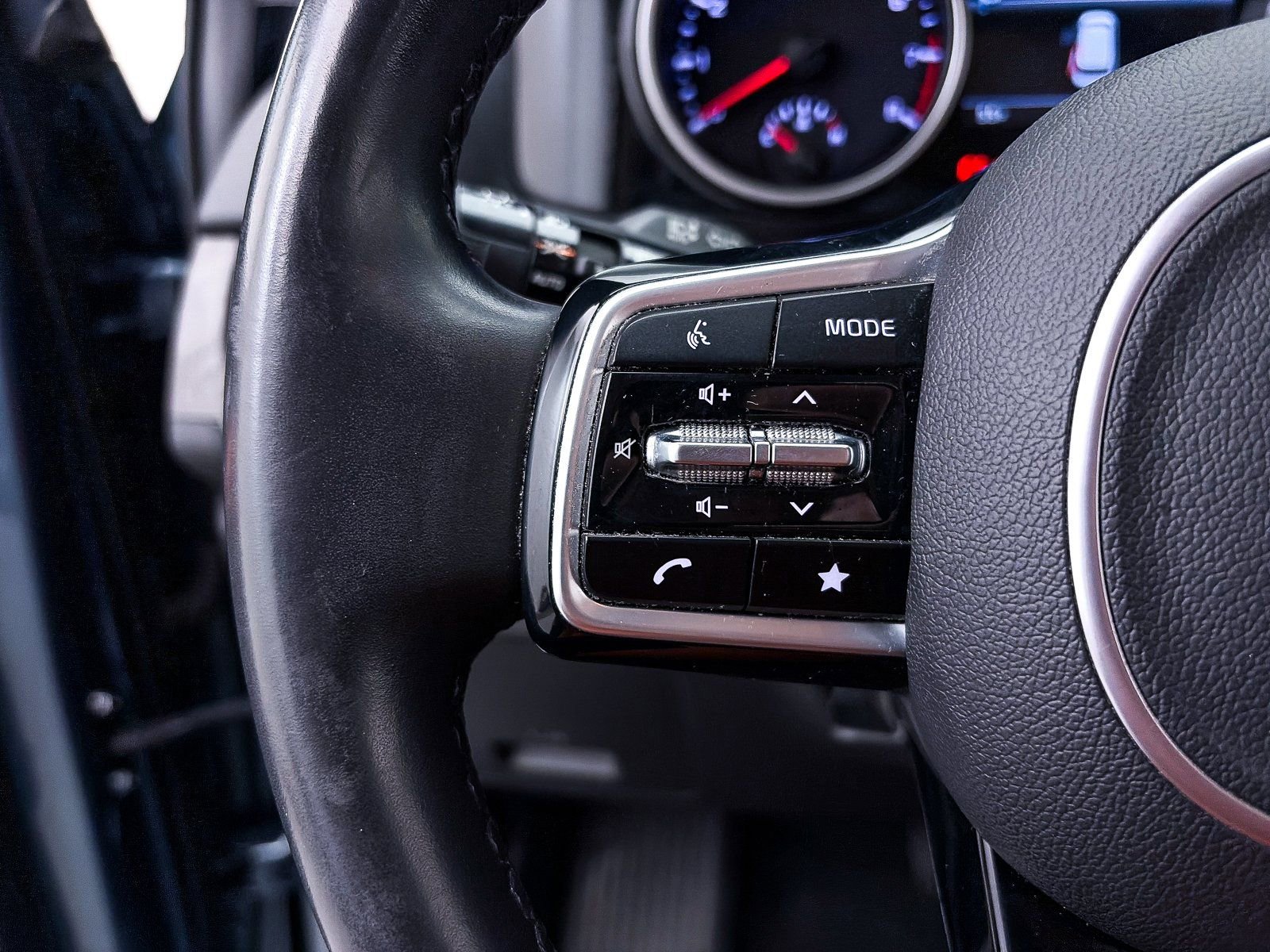 Used 2022 Kia Carnival SX image 32