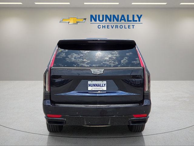 Used 2022 Cadillac Escalade Luxury w/ LPO, Illumination Package AWD/4WD image 4
