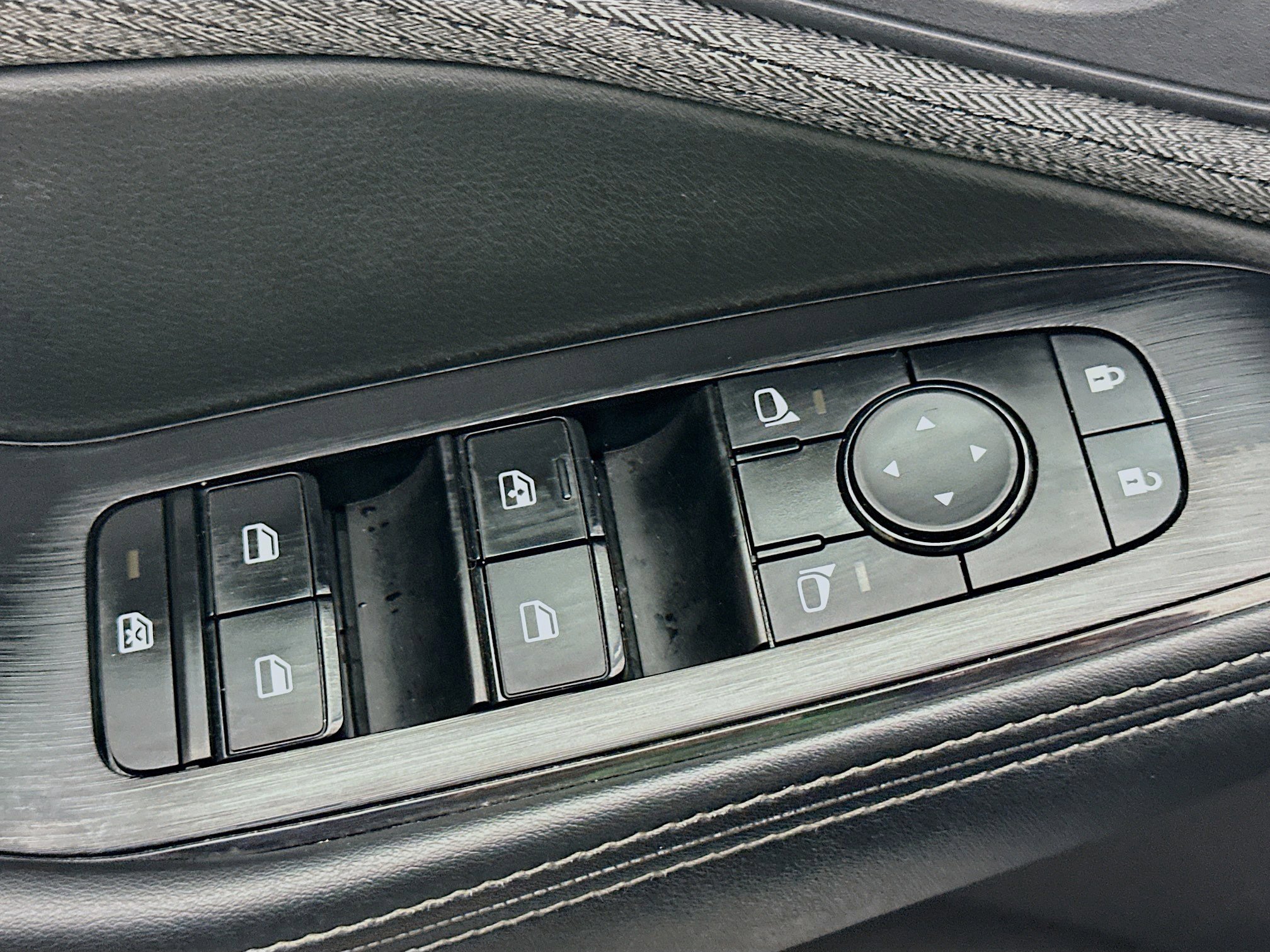 Used 2023 Nissan Rogue SV image 15