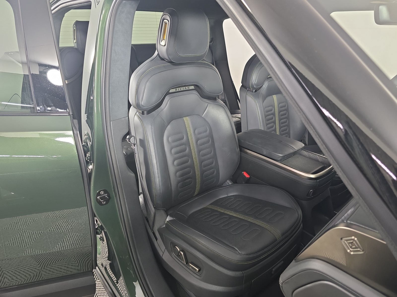 Used 2024 Rivian R1T Adventure Dual AWD/4WD image 23
