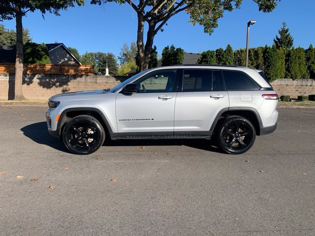 Used 2024 Jeep Grand Cherokee Limited w/ Luxury Tech Group II AWD/4WD image 2