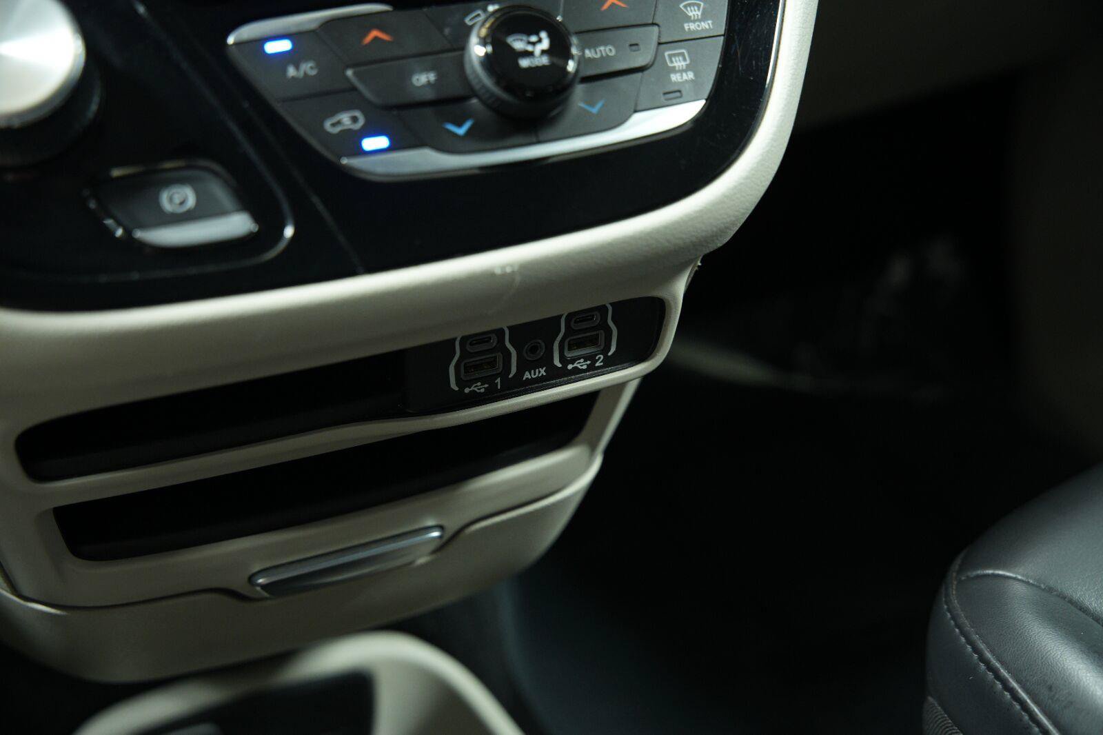 Used 2023 Chrysler Pacifica Touring-L FWD image 39