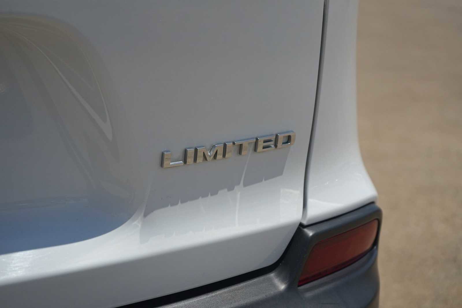 Used 2019 Jeep Cherokee Limited AWD/4WD image 8