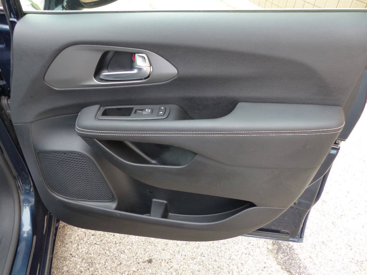 Used 2025 Chrysler Pacifica Select FWD image 28