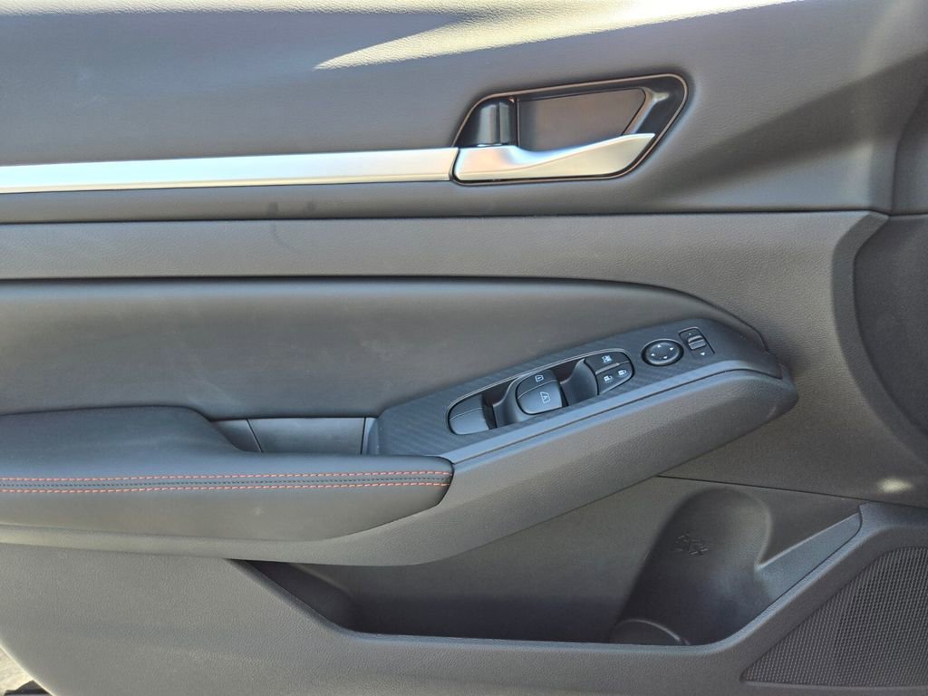 New 2026 Nissan Altima 2.5 SR w/ SR Midnight Edition Package image 11