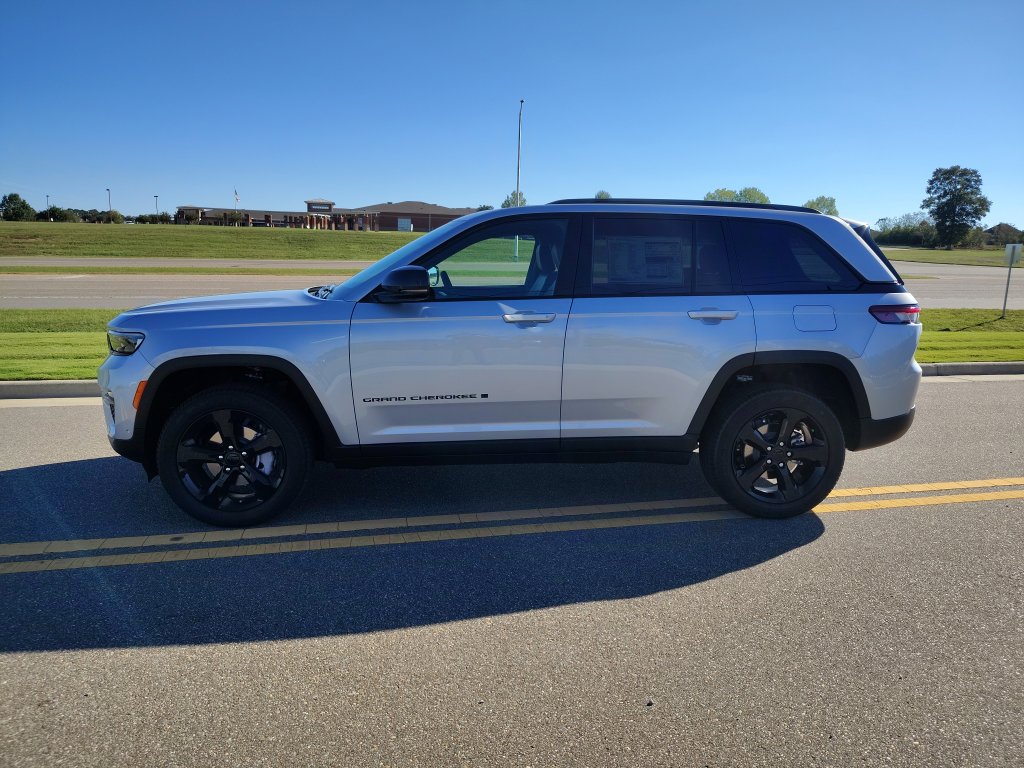 New 2025 Jeep Grand Cherokee Limited w/ Luxury Tech Group II RWD image 5