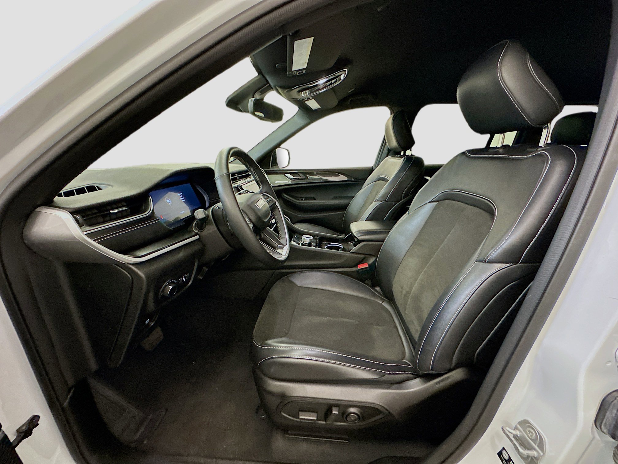 Used 2022 Jeep Grand Cherokee Altitude image 13