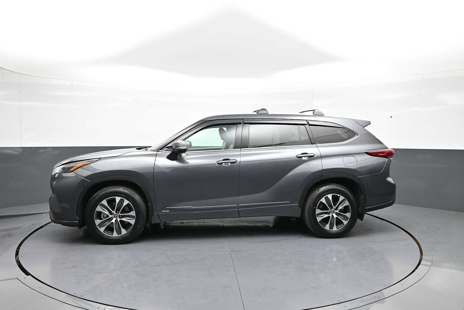 Used 2022 Toyota Highlander XLE AWD/4WD image 8