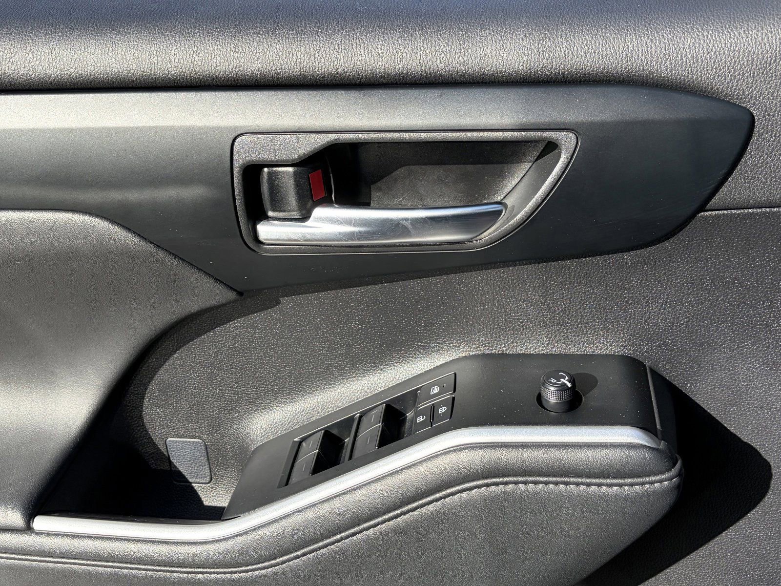 Used 2025 Toyota Highlander XLE FWD image 23