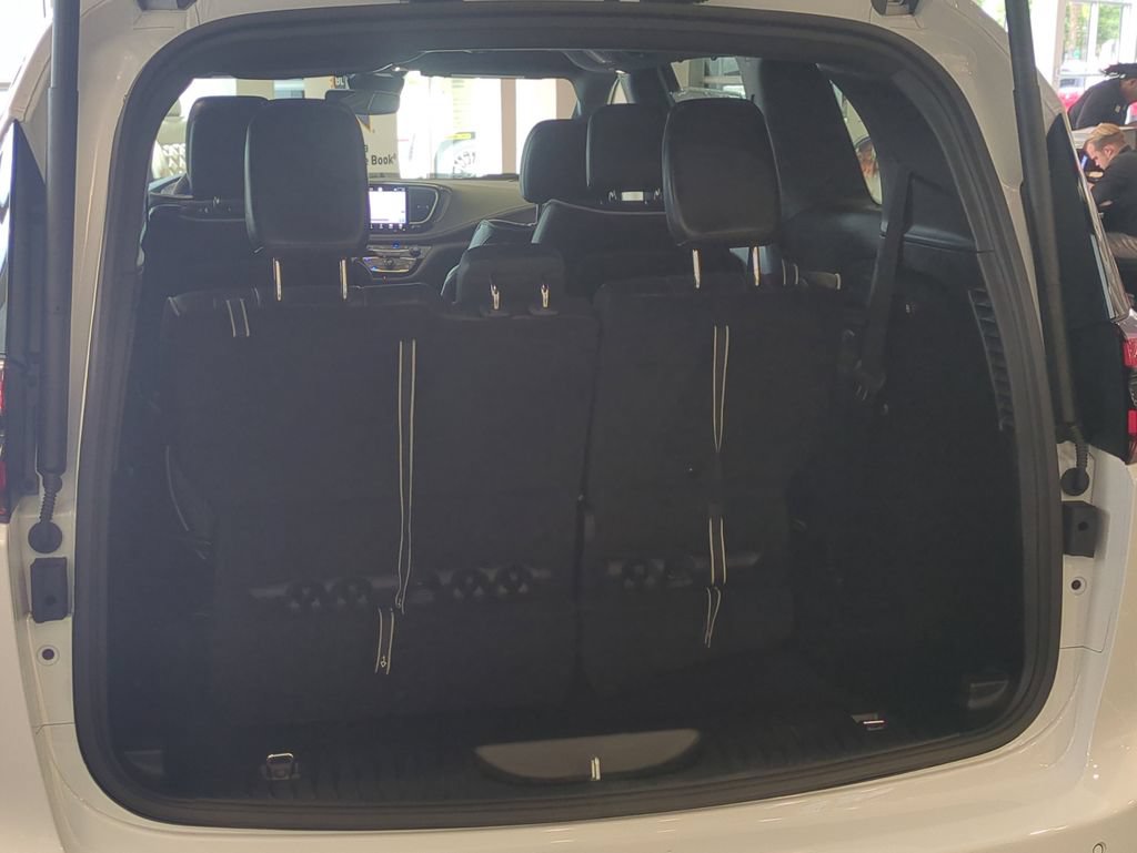 New 2027 Chrysler Pacifica Limited FWD image 11