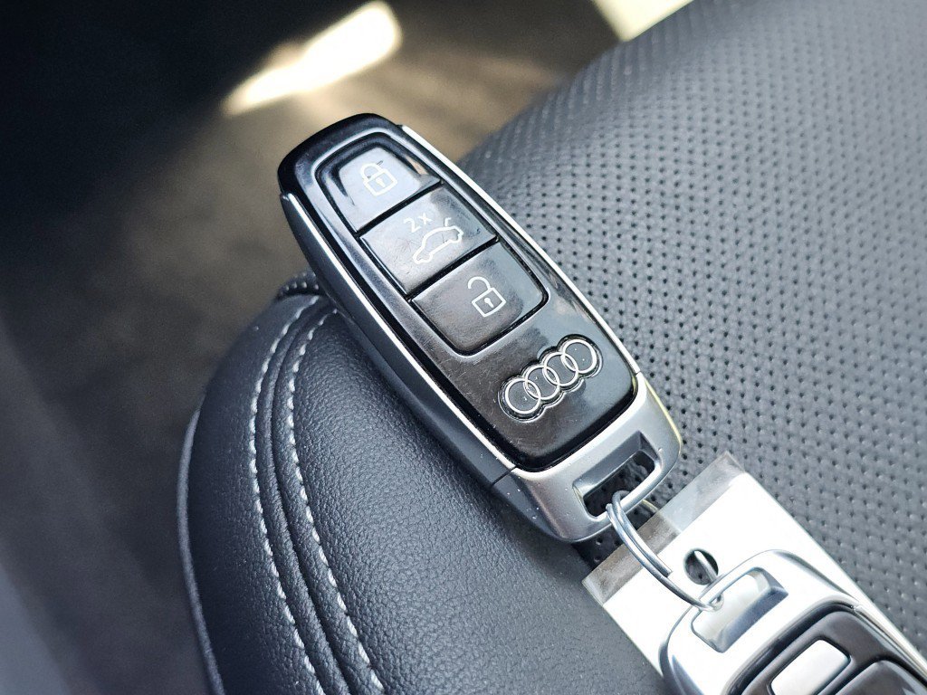 Used 2022 Audi e-tron Premium Plus w/ Premium Plus Package AWD/4WD image 34