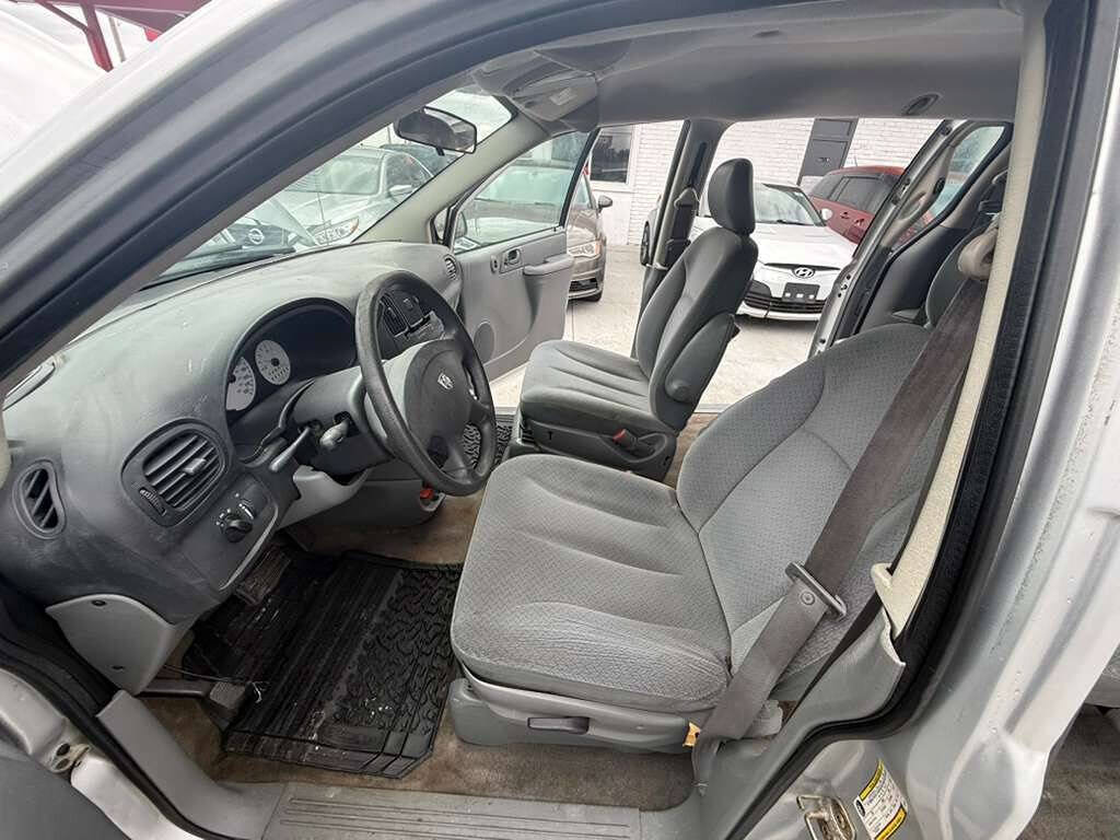 Used 2005 Dodge Caravan SE w/ Popular Equipment Group FWD image 16