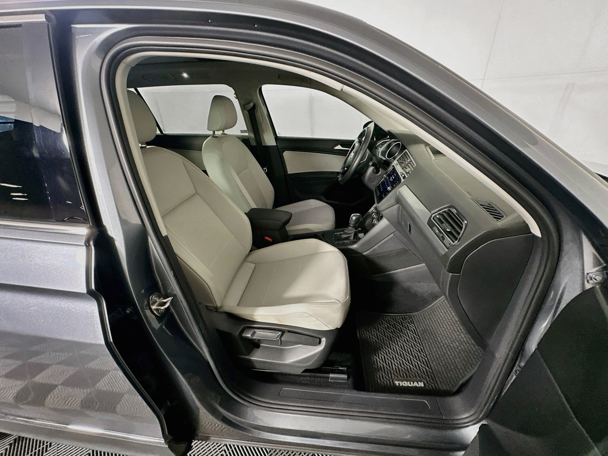 Used 2020 Volkswagen Tiguan SE w/ Panoramic Sunroof Package FWD image 29