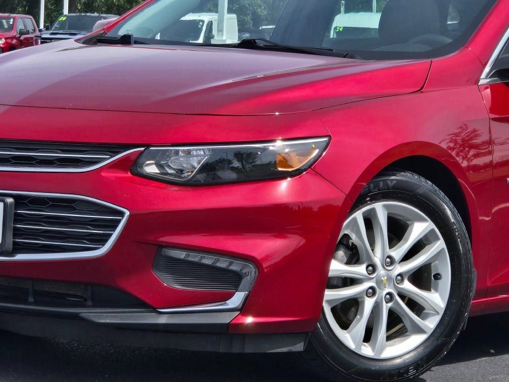 Used 2017 Chevrolet Malibu LT FWD image 2