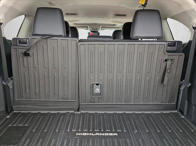 Certified 2024 Toyota Highlander XLE image 6