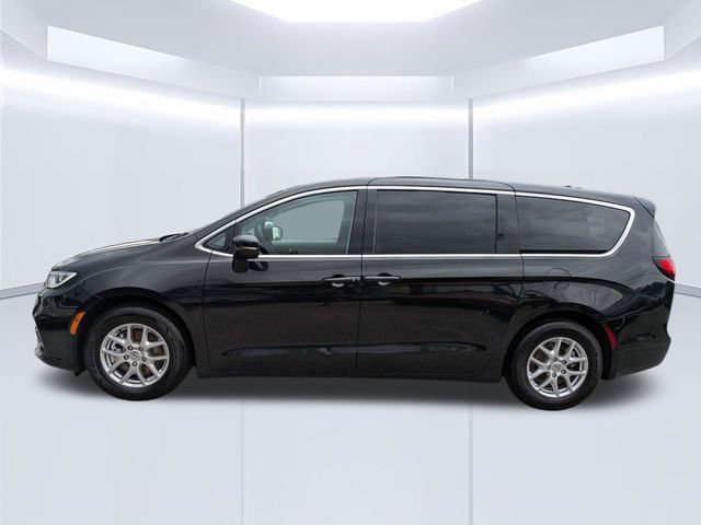 Used 2023 Chrysler Pacifica Touring-L FWD image 7