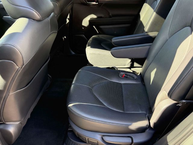 Used 2023 Toyota Highlander Limited AWD/4WD image 31