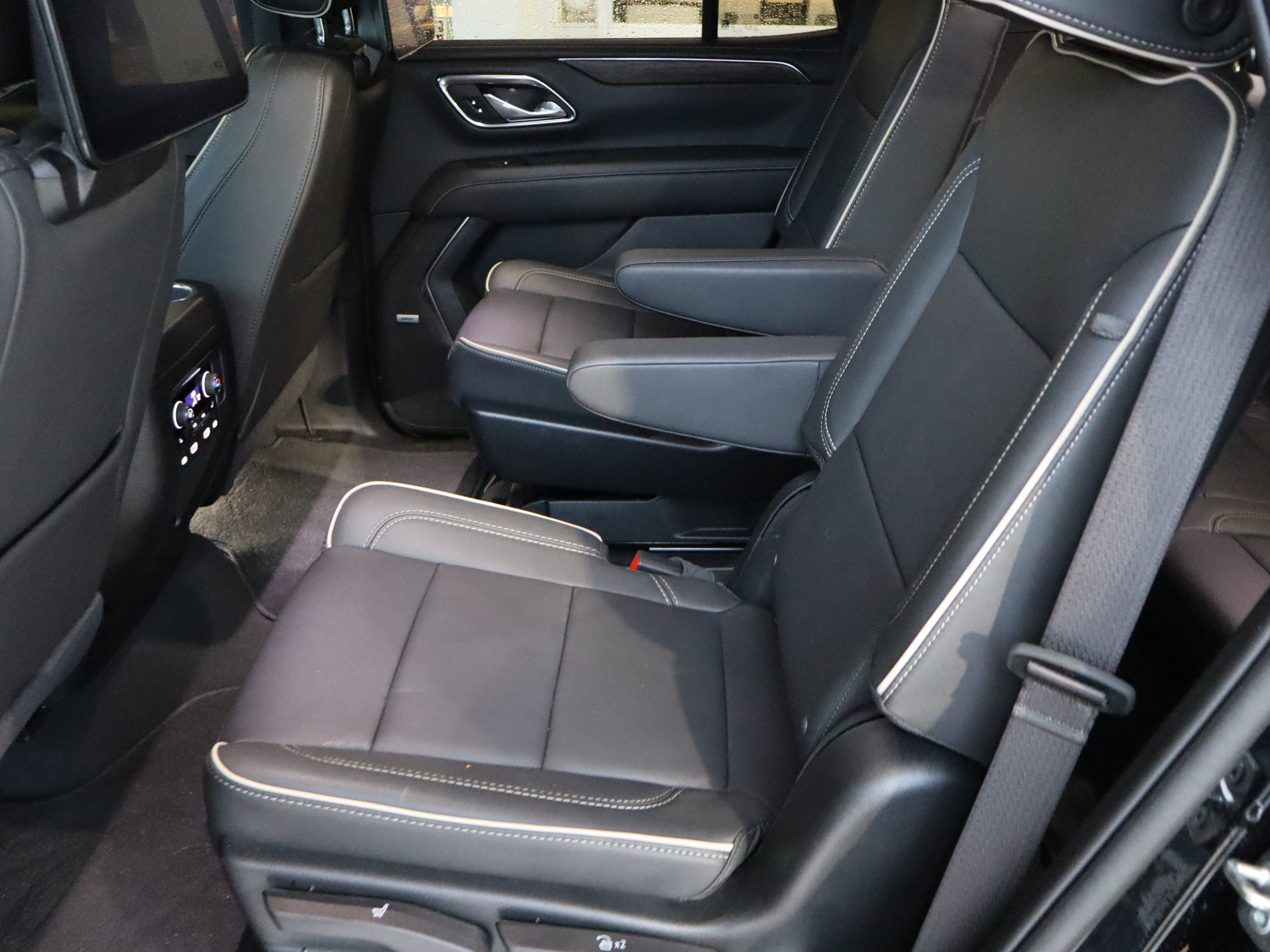 Used 2024 Chevrolet Tahoe Premier AWD/4WD image 34