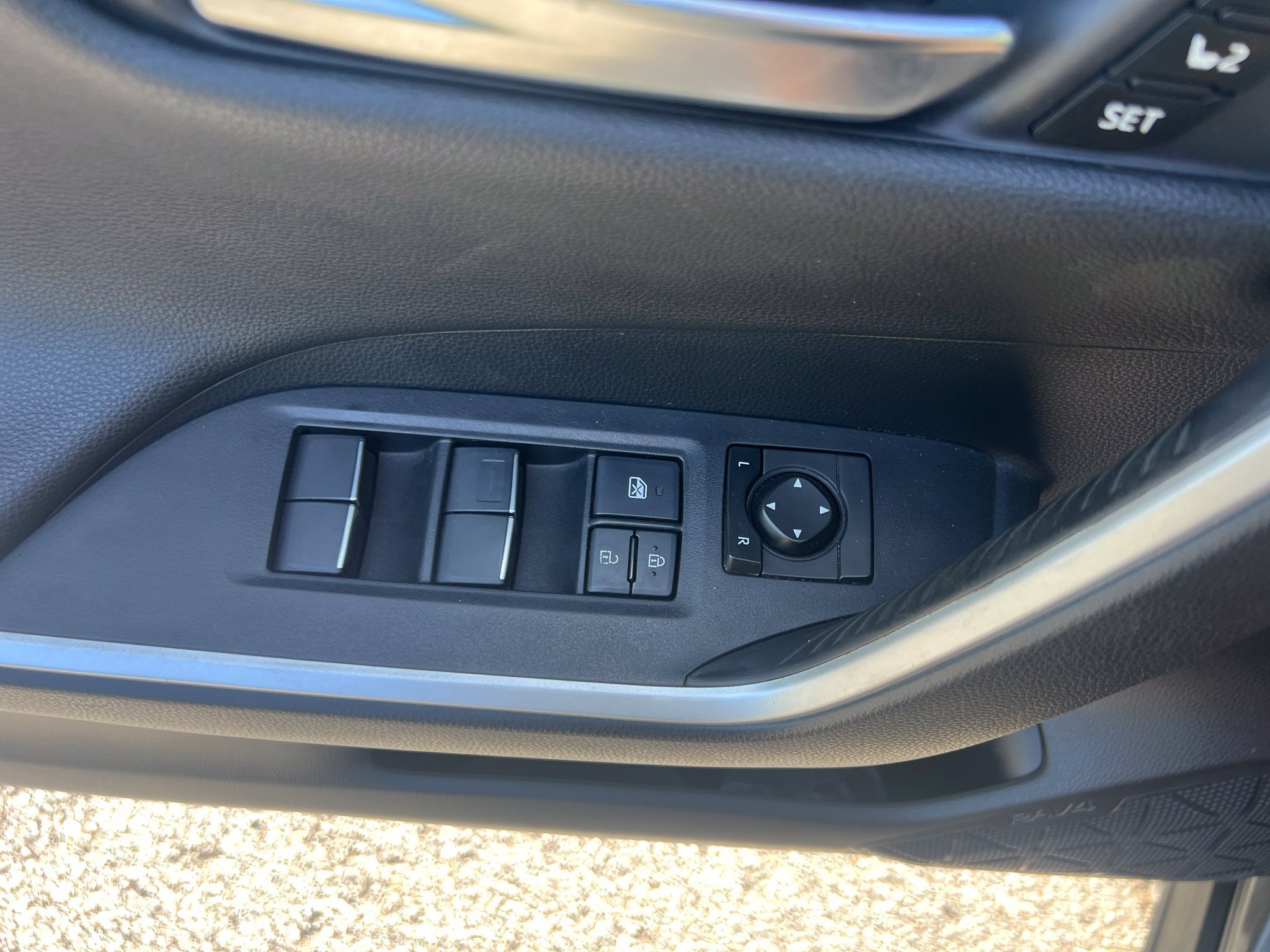 Used 2019 Toyota RAV4 Limited w/ Advanced Technology Package FWD image 24