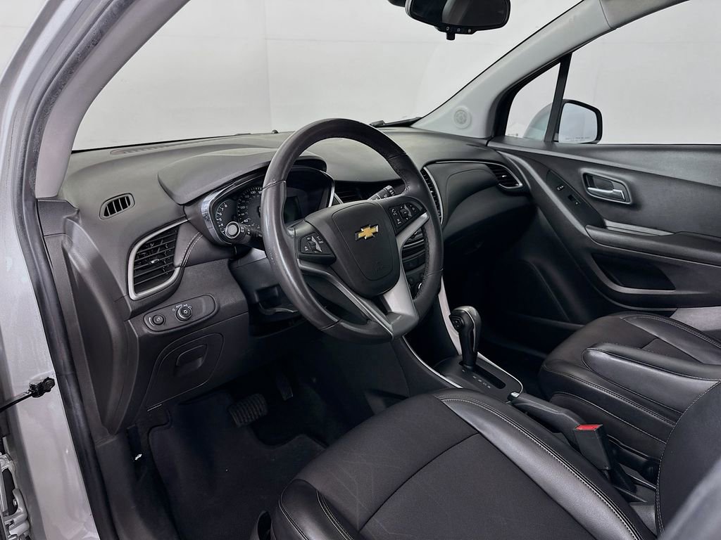 Used 2021 Chevrolet Trax LT w/ LT Convenience Package image 9