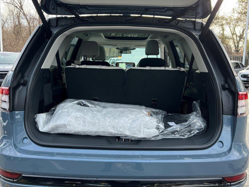 New 2026 Lincoln Aviator AWD w/ Jet Appearance Package image 13