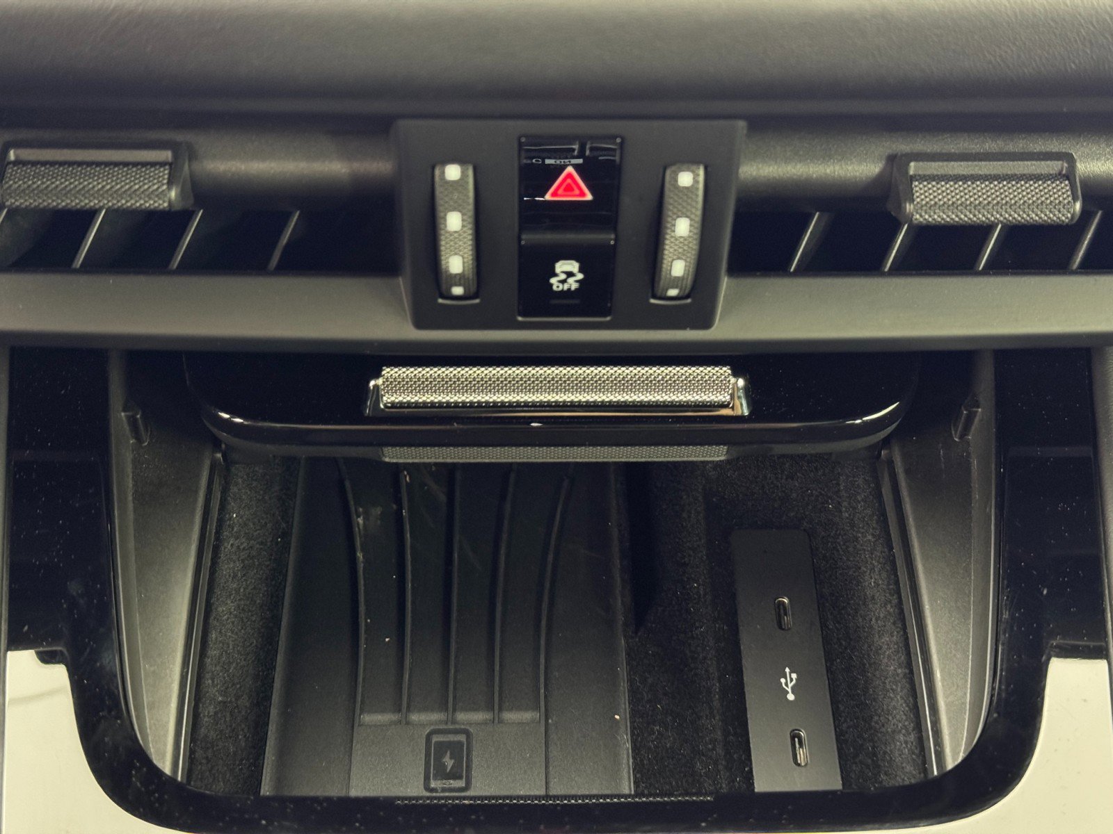 Used 2024 Porsche Cayenne w/ Premium Package image 34